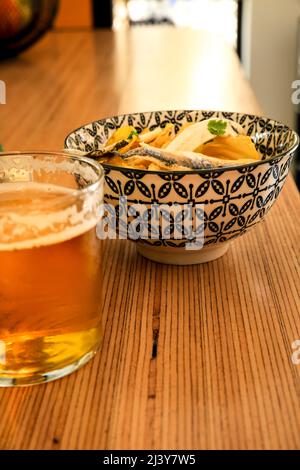 Birra fresca e tapa spagnola su un banco bar spagnolo Foto Stock