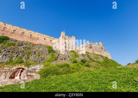 Monumento di guerra al crocifisso di marmo nelle mura del Castello di Bamburgh sulla costa nord-orientale dell'Inghilterra, vicino al villaggio di Bamburgh in Northumberland Foto Stock