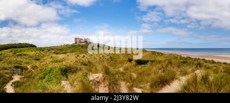 L'iconico Castello di Bambburgh sulla costa nord-orientale dell'Inghilterra, vicino al villaggio di Bambburgh in Northumberland, un edificio classificato di grado I. Foto Stock