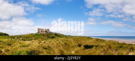 L'iconico Castello di Bambburgh sulla costa nord-orientale dell'Inghilterra, vicino al villaggio di Bambburgh in Northumberland, un edificio classificato di grado I. Foto Stock