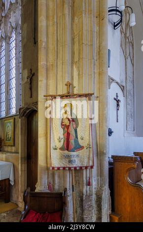 Tipico arazzo da palo dell'Unione delle madri nella chiesa di Santa Maria la Vergine, Wiveton, un piccolo villaggio nel nord del Norfolk, East Anglia, Inghilterra Foto Stock