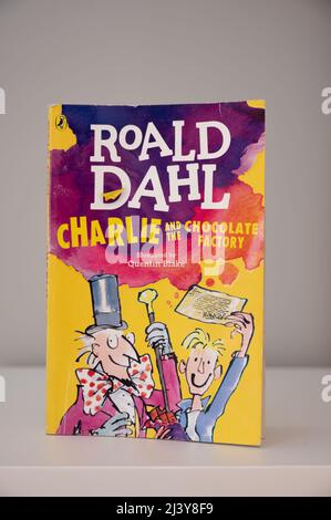 Calgary, Alberta - 9 aprile 2022: Charlie e la fabbrica di cioccolato romanzo per bambini scritto da Roald Dahl.