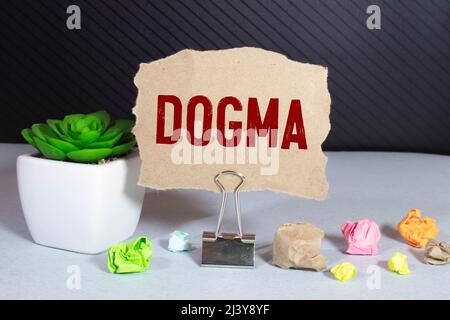 Parola del dogma sulla carta dell'indice della scheda Foto Stock