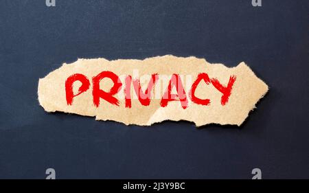 La parola Privacy che appare dietro carta marrone strappata Foto Stock