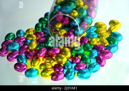 Uova di Pasqua multicolore avvolte in un foglio. Foto Stock