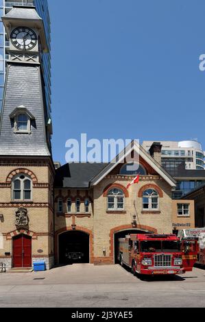 Toronto, Canada – 15 giugno 2012: Stazione dei vigili del fuoco di Toronto 312, su Yorkville Ave è il più antico salone dei vigili del fuoco di Toronto, costruito per la prima volta nel 1800s Foto Stock