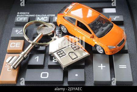 CASA KEY RING E CHIAVE CON MODELLO AUTO SU CALCOLATRICE RE COSTO DI VITA AUMENTO FATTURE AUTOMOBILISMO IPOTECHE REDDITI SALARI ECC UK Foto Stock