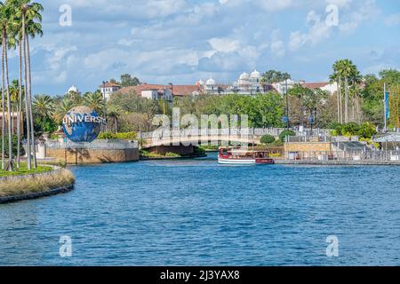 ORLANDO, USA - MARZO 07 2022: Globo e lago agli Universal Studios Foto Stock