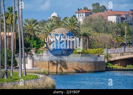 ORLANDO, USA - MARZO 07 2022: Globo e lago agli Universal Studios Foto Stock