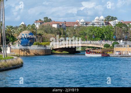 ORLANDO, USA - MARZO 07 2022: Globo e lago agli Universal Studios Foto Stock