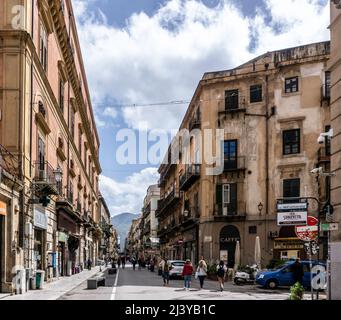 Via Maqueda, Palermo, Sicilia, Italia. Una strada pedonale e una delle strade più popolari per ristoranti all'aperto e negozi al dettaglio. Foto Stock