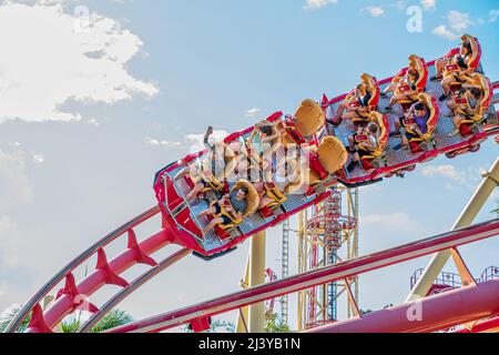 ORLANDO, USA - MARZO 07 2022: Persone che cavalcano le montagne russe RIP Rocket Ride Foto Stock