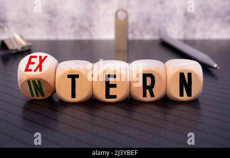 Cubi, dadi o blocchi che mostrano le parole esterne ed interne su sfondo di legno. Foto Stock
