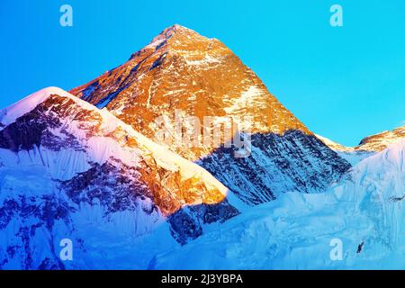 Monte everest estremamente colorato vista serale del Monte Everest visto da Kala Patthar, Sagarmatha parco nazionale, Khumbu walley, Solukhumbu, Nepal Himalaya Foto Stock