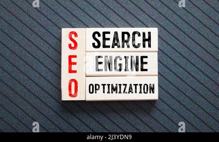 SEO Search Engine Optimization scritto su dices su sfondo blu. Foto Stock