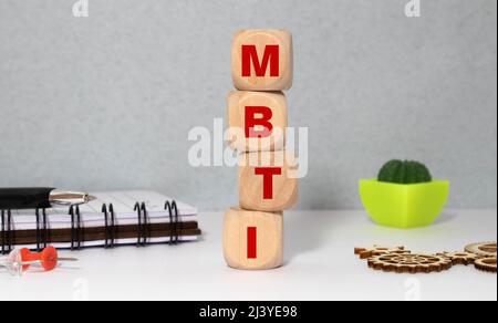 Acronimo MBTI, iscrizione su dices in legno. Tipi di personalità concetto Foto Stock