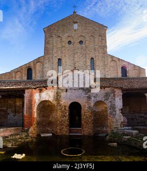 Facciata della Chiesa di Santa Maria Assunta o basilica di Santa Maria Assunta, Torcello, Venezia. Italia Foto Stock