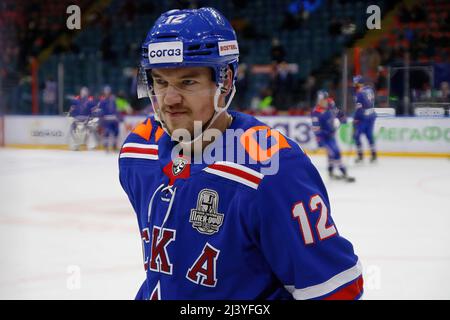 San Pietroburgo, Russia. 10th Apr 2022. IL giocatore DEL Club di Hockey SKA, Nikita Kamalov (No.12) ha visto durante le finali 2021-22 della Conferenza della Lega di Hockey Kontinental tra SKA San Pietroburgo e CSKA Mosca al Palazzo di ghiaccio. Punteggio finale; SKA San Pietroburgo 3:2 CSKA Mosca. Credit: SOPA Images Limited/Alamy Live News Foto Stock