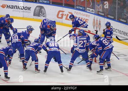 San Pietroburgo, Russia. 10th Apr 2022. I giocatori DI SKA Hockey Club hanno visto durante le finali 2021-22 della Conferenza della Lega di Hockey Kontinental tra SKA San Pietroburgo e CSKA Mosca al Palazzo di ghiaccio. Punteggio finale; SKA San Pietroburgo 3:2 CSKA Mosca. Credit: SOPA Images Limited/Alamy Live News Foto Stock