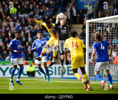 King Power, Leicester, Leicestershire, Regno Unito. 10th Apr 2022. Premier League Football, Leicester City Versus Crystal Palace; Leicester City goalkeeper Kasper Schmeichel fa un buon risparmio sotto pressione credito: Action Plus Sports/Alamy Live News Foto Stock