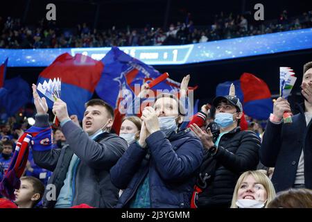 San Pietroburgo, Russia. 10th Apr 2022. I tifosi hanno visto il loro coraggio durante le finali della Conferenza della Kontinental Hockey League 2021-22 tra SKA Saint Petersburg e CSKA Moscow al Ice Palace. Punteggio finale; SKA San Pietroburgo 3:2 CSKA Mosca. (Foto di Kashkkkovskij/Sipa Image/Sipa USA) Credit: Sipa USA/Alamy Live News Foto Stock