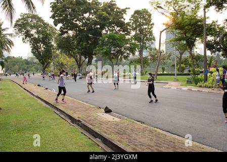 Bangkok, Tailandia. 9th Apr 2022. 09 aprile 2022 : la danza aerobica è un esercizio, un altro tipo popolare nel Parco Lumpini Thailandia. (Credit Image: © Teera Noisakran/Pacific Press via ZUMA Press Wire) Foto Stock