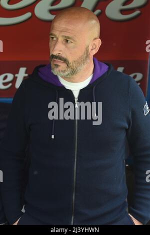 Napoli, Italia . 10th Apr 2022. Vincenzo Italiano Capo Coach di ACF Fiorentina durante la Serie A match tra SSC Napoli e ACF Fiorentina allo Stadio Diego Armando Maradona Napoli Italia il 10 aprile 2022. (Foto Franco Romano) Credit: Franco Romano/Alamy Live News Foto Stock