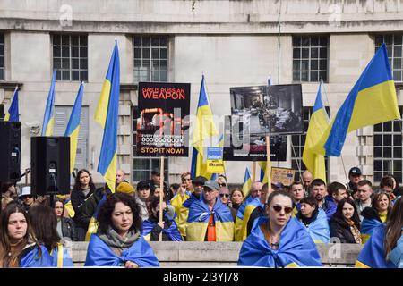 Londra, Regno Unito. 10th aprile 2022. I manifestanti si sono riuniti fuori Downing Street in solidarietà con l’Ucraina, mentre emergono notizie di massacri a Buda e in altre città e città ucraine, e di atrocità presumibilmente commesse dalle truppe russe. Credit: Vuk Valcic/Alamy Live News Foto Stock