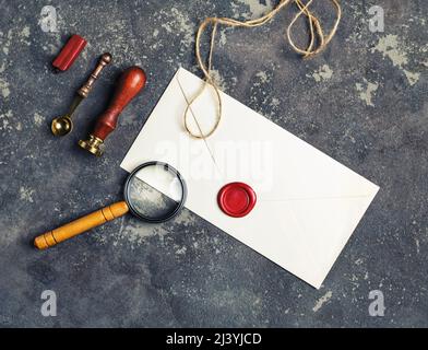 Cancelleria postale vintage su sfondo concreto. Vista dall'alto. Foto Stock