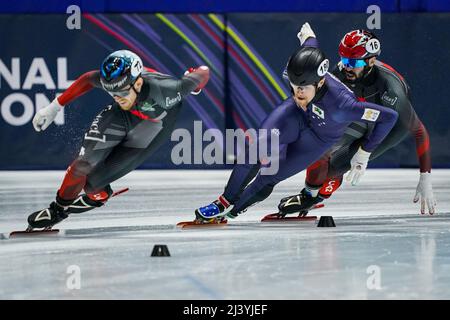 MONTREAL, CANADA - 10 APRILE: Steven Dubois del Canada e Pascal Dion del Canada e Brendan Corey dell'Australia durante il giorno 3 dei campionati mondiali di Short Track dell'ISU alla Maurice Richard Arena il 10 aprile 2022 a Montreal, Canada (Foto di Andre Weening/Orange Pictures) Foto Stock