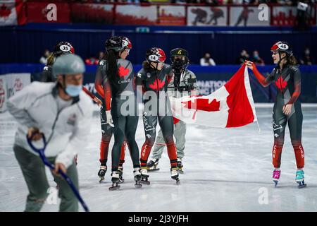 MONTREAL, CANADA - APRILE 10: Kim Boutin del Canada, Courtney Sarault del Canada, Danae Blais del Canada e Alyson Charles del Canada durante il giorno 3 dei campionati mondiali di Short Track ISU alla Maurice Richard Arena il 10 Aprile 2022 a Montreal, Canada (Foto di Andre Weening/Orange Pictures) Foto Stock