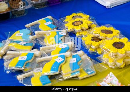 Dolci canditi a forma di bandiera Ucraina e girasoli. Per la vendita ad un fundraiser o vendita del forno, per aiuto e rilievo di Ucraina Foto Stock