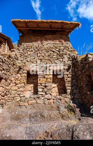 Costruzione Inca che mostra lavori in pietra e tetto in paglia al settore Pisac Q'Allaqasa (Cittadella) della fortezza Inca di Pisac antiche rovine, Perù Valle Sacra. Foto Stock