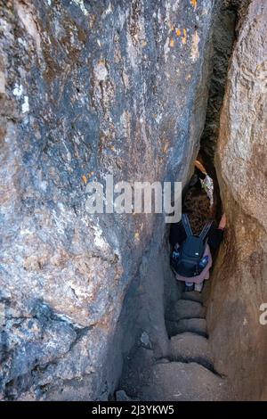 Percorso escursionistico tunnel tra Pisac Q'Allaqasa (Cittadella) settore e Intihuatana settore delle rovine fortezza Pisac Inca, Perù Valle Sacra. Foto Stock