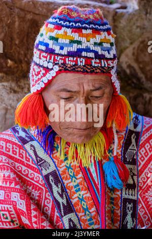 Uomo Quechua che indossa abiti tradizionali Ande al mercato domenicale della città di Pisac, Valle Sacra, Perù Foto Stock