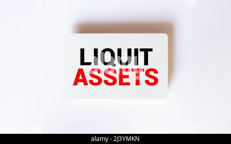 Conceptual la scrittura a mano che mostra attività liquide. Business testo foto di cassa e dei saldi dei conti bancari della liquidità di mercato rinviata Stock notebook aperto squadrato pagina b Foto Stock