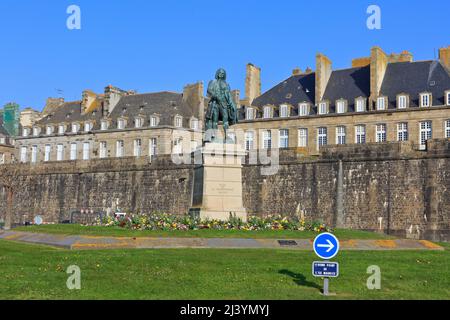 Monumento all'ufficiale navale francese e amministratore coloniale Bertrand-Francois Mahé, comte de la Bourdonnais (1699-1753) a Saint-Malo, Francia Foto Stock