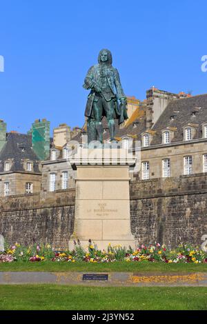 Monumento all'ufficiale navale francese e amministratore coloniale Bertrand-Francois Mahé, comte de la Bourdonnais (1699-1753) a Saint-Malo, Francia Foto Stock