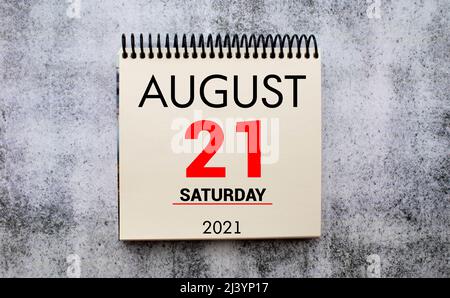 Concetto di immagine del 21 agosto giorno di calendario con spazio vuoto per il testo come nota scritta a mano con penna stilografica su un notebook Foto Stock