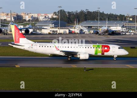 TAP Express Embraer E190 Aircraft all'aeroporto di Lisbona. Aereo Embraer 190 di TAP Express Portugalia, noto anche come Portugalia. Foto Stock