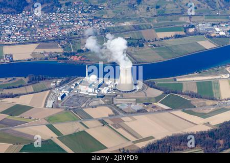 Centrale nucleare di Leibstadt in Svizzera, Europa. Generatore di energia nucleare in Europa. Vista aerea della centrale nucleare europea. Foto Stock