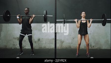 Hai capito. Scatto di un giovane uomo e una donna che fanno una pressa aerea con un barbell in una palestra. Foto Stock