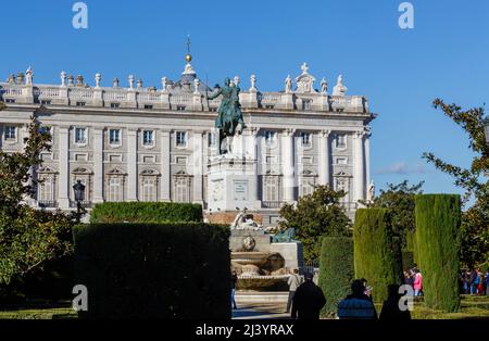 Monumento a Filippo IV (Fontana di Filippo IV), memoriale di Filippo IV in Plaza de Oriente, il pezzo centrale della facciata del Palazzo reale di Madrid Foto Stock