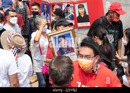 Bangkok, Tailandia. 10th Apr 2022. Thailandia : 10 aprile 2022 seguaci del fronte Unito della Thailandia per la democrazia contro la dittatura (UDD), O il movimento della camicia rossa, radunato per commemorare il 12th anniversario (10 aprile 2010) al memoriale di ottobre 14th, all'incrocio di Kok Wua su Ratchadamnoen Avenue a Bangkok del violento giro di vite sui manifestanti della camicia rossa da parte del governo di quel tempo. (Credit Image: © Teera Noisakran/Pacific Press via ZUMA Press Wire) Credit: ZUMA Press, Inc./Alamy Live News Foto Stock