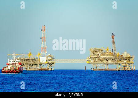 Il motoscafo Gol Runner si avvicina a un carro di perforazione offshore a gas naturale, 1 marzo 2022, vicino a Dauphin Island, Alabama. Gol Runner è stato costruito nel 2006. Foto Stock