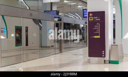 Doha, Qatar- Marzo 03,2022: L'interno di una delle stazioni della metropolitana nella città di doha Foto Stock