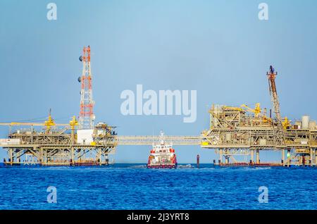 Il motoscafo Gol Runner si avvicina a un carro di perforazione offshore a gas naturale, 1 marzo 2022, vicino a Dauphin Island, Alabama. Gol Runner è stato costruito nel 2006. Foto Stock