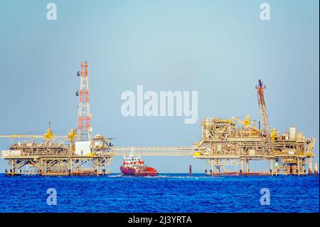 Il motoscafo Gol Runner si avvicina a un carro di perforazione offshore a gas naturale, 1 marzo 2022, vicino a Dauphin Island, Alabama. Gol Runner è stato costruito nel 2006. Foto Stock