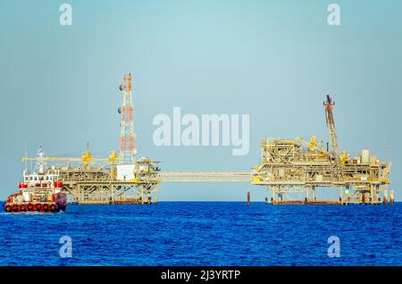 Il motoscafo Gol Runner si avvicina a un carro di perforazione offshore a gas naturale, 1 marzo 2022, vicino a Dauphin Island, Alabama. Gol Runner è stato costruito nel 2006. Foto Stock