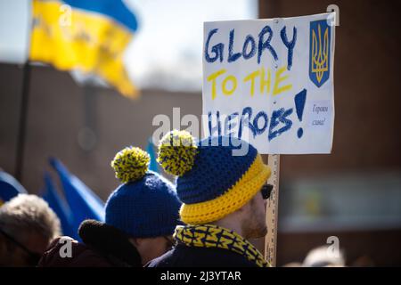 Warren, Michigan, 13 marzo 2022: Un uomo ha un segno durante una protesta contro l'invasione russa dell'Ucraina. Foto Stock